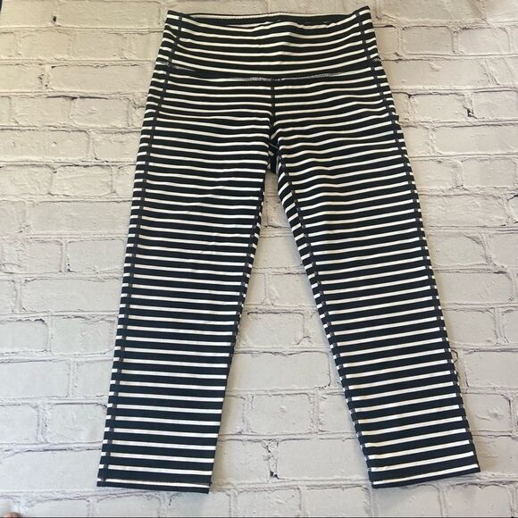 Athleta Chaturanga Black & White Striped Cropped Leggings Yoga Pants Size Small - Picture 3 of 8